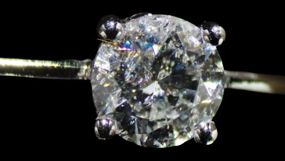 A round brilliant-cut diamond set in the necklace exhibits the flash effect when tilted, a characteristic of fracture filling caused by the presence of a filler within a surface-reaching fracture. Photo by Gaurav Bera.