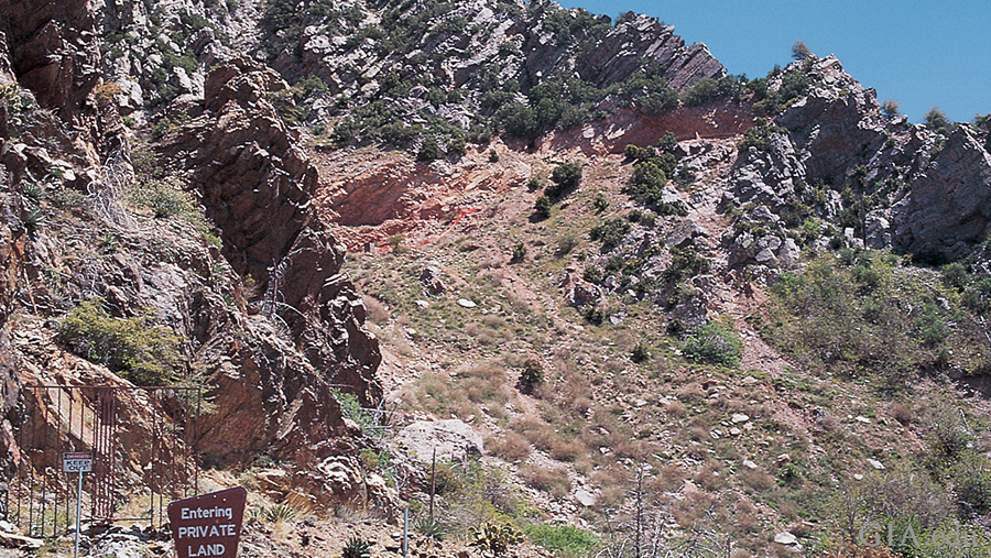 亚利桑那州菲尼克斯 Four Peaks（四峰）紫水晶矿的岩石丘陵景观，这里盛产二月生日石。