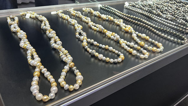 Figure 4. Many vendors offered necklaces showcasing a variety of white and golden South Sea cultured pearls, attractively arranged with dark Tahitian cultured pearls. Photo by Artitaya Homkrajae; courtesy of Mastoloni.