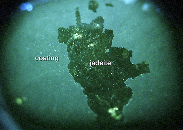 Figure 7. DiamondView imaging shows the UV fluorescence characteristics of a coated jadeite sample. Photo by Jian Zhang.