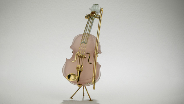 18Kゴールドをアクセントとし、ローズクォーツに彫刻された精巧なビオラは「Symphony in Gemstones（宝石のシンフォニー）」コレクションで目を引く存在。 この「オーケストラ」宝石は、ドイツの Idar-Oberstein の Lothar Hermann による彫刻作品である。 – Robert Weldon、寄贈：Art Sexauer