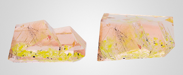 Figure 1. Two views of the 2.43 ct orangy pink morganite with bright yellow and dark brown inclusions lying in a plane. Photos by Sandie Clain, © LFG; courtesy of Gravier & Gemmes.