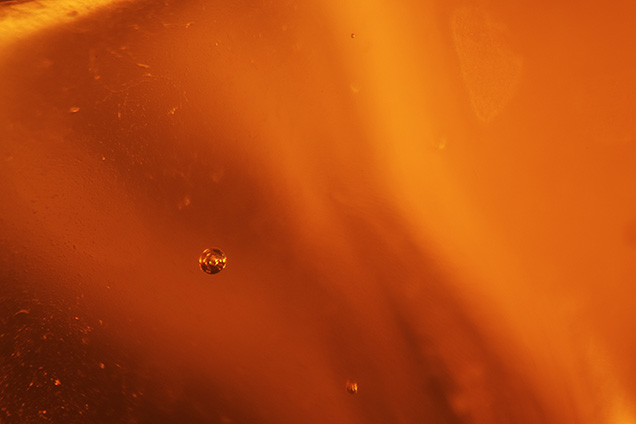 Gas bubbles revealed in the artificial glass.