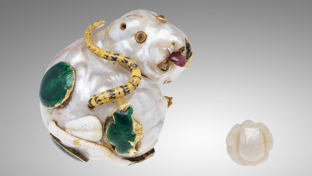 Figure 1. The Lord Hanumana pearl (left, 33.70 × 32.98 × 24.64 mm) and the Lord Ganesha pearl (right, 10.59 × 10.21 × 9.18 mm). Photo by Gaurav Bera.