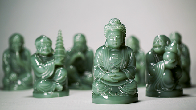 用西伯利亚软玉雕刻的佛教人物套件