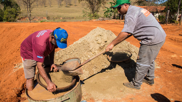 在筛选操作中，矿工通常借助于水和比重分离出象宝石这样的较致密材料。 篮子变空时，翻过来筘在地上，顶部就可以看见宝石了。 摄影：Robert Weldon（罗伯特·韦尔登）/GIA