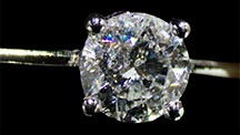 Figure 1. A round brilliant-cut diamond set in the necklace exhibits the flash effect when tilted, a characteristic of fracture filling caused by the presence of a filler within a surface-reaching fracture. Photo by Gaurav Bera.