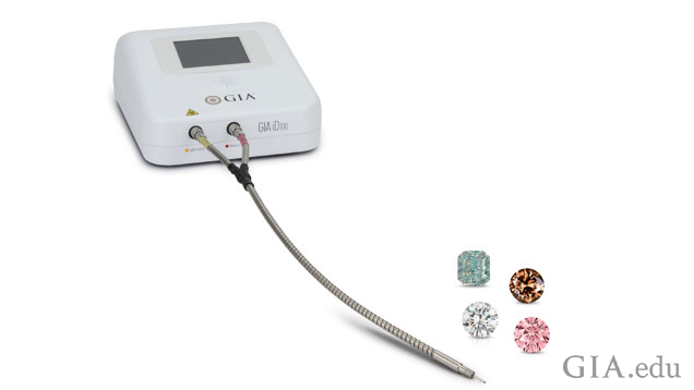 GIA iD100® 寶石檢測裝置現在可以透過購買 GIA iD100 粉紅色鑽石軟件升級來篩選粉紅色鑽石。該免費軟件更新現在可以篩選藍色到綠色以及褐色鑽石。