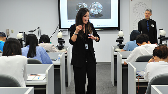 	Enjoy a welcoming learning environment tailored to Chinese-speaking learners seeking a quality GIA education.