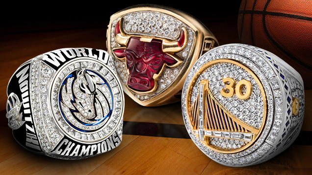 2011年ダラス・マーベリックス、1996年シカゴ・ブルズ、2015年ゴールデンステート・ウォリアーズのNBAチャンピオンリングの上面の画像 2011年ダラス・マーベリックス、1996年シカゴ・ブルズ、2015年ゴールデンステート・ウォリアーズのNBAチャンピオンリングの上面の画像