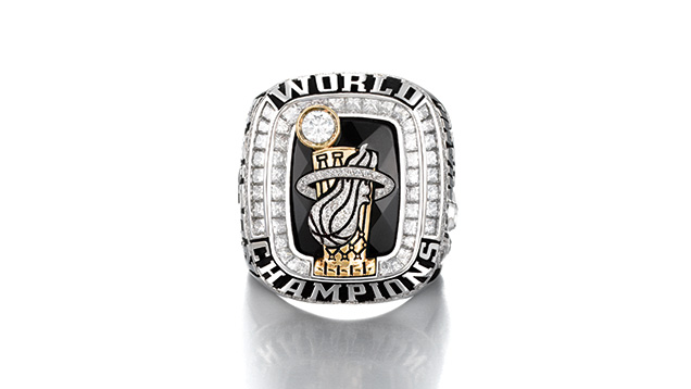 2011年-2012年のマイアミ・ヒート NBAチャンピオンリングは、テーブルに46個のカスタムカットのプリンセスカット ダイヤモンドがあしらわれている。 リングには合計で約10.80カラットに及ぶ、219個のラウンドカットとプリンセスカットのダイヤモンドがセットされている。 ©Jostens, Inc.(ジャスティンズ) 2011年-2012年のマイアミ・ヒート NBAチャンピオンリングは、テーブルに46個のカスタムカットのプリンセスカット ダイヤモンドがあしらわれている。 リングには合計で約10.80カラットに及ぶ、219個のラウンドカットとプリンセスカットのダイヤモンドがセットされている。 ©Jostens, Inc.(ジャスティンズ)