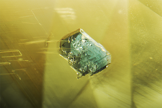 Bluish green spinel in Sri Lankan yellow sapphire. Bluish green spinel in Sri Lankan yellow sapphire.