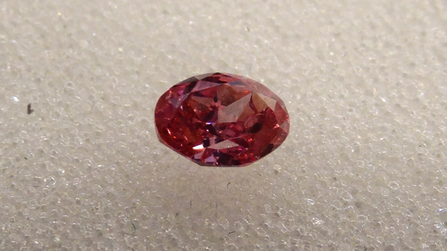 この 0.42ctのファンシー ビビッド パープルピンクダイヤモンドは9月に開催されたAlrosa(アルロサ)のダイヤモンド入札に出品された。ロシア極北の西側に位置するロモノソフ・パイプで採鉱されたもの。 カラットあたり160万ドル(約1億9000万円)以上で売却されると予想されていた。 写真:Russell Shor / GIA この 0.42ctのファンシー ビビッド パープルピンクダイヤモンドは9月に開催されたAlrosa(アルロサ)のダイヤモンド入札に出品された。ロシア極北の西側に位置するロモノソフ・パイプで採鉱されたもの。 カラットあたり160万ドル(約1億9000万円)以上で売却されると予想されていた。 写真:Russell Shor / GIA