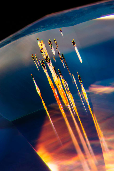 Surface-reaching growth tubes in a sapphire.