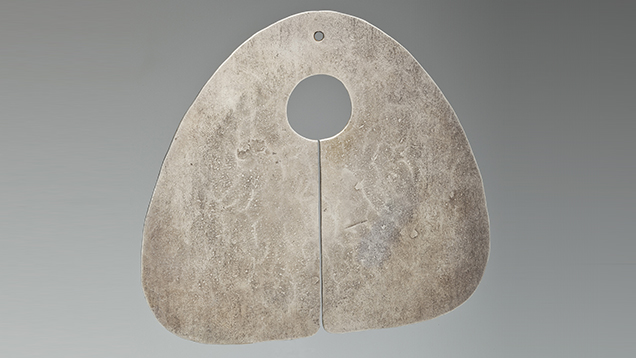 Bertoia 制作的银质“锣”形吊坠。