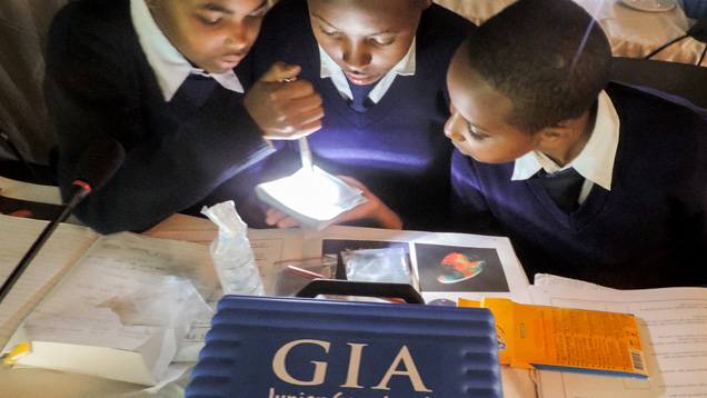 Enaboishv中等学校とBishopdvrning学校の生徒たち。 写真:GIA Enaboishv中等学校とBishopdvrning学校の生徒たち。 写真:GIA