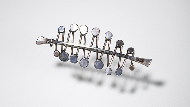 抽象银制胸针，Bertoia 作品。