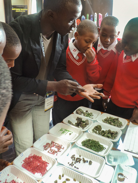 ジェムキッズプログラム後に、2015年Arusha Gem Fair(アルーシャ宝石フェア)を見学するArusha中等学校の生徒たち。 写真:GIA ジェムキッズプログラム後に、2015年Arusha Gem Fair(アルーシャ宝石フェア)を見学するArusha中等学校の生徒たち。 写真:GIA