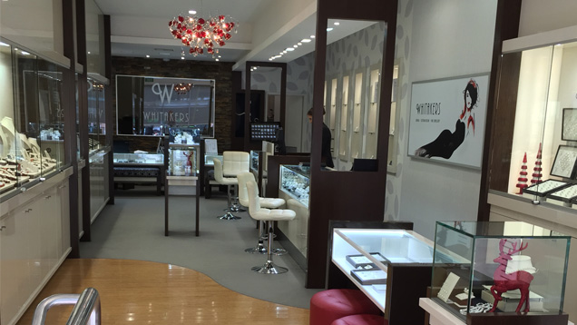 Whitaker’s Jewellers の様相は長年の間に変わってきているものの、消費者教育に対する献身は今でも同社の大きな特徴となっている。 John Whitaker(GG)は「包み隠しのない誠実な情報開示が信頼を築きます。」と述べる。 提供:Whitaker’s Jewellers Whitaker’s Jewellers の様相は長年の間に変わってきているものの、消費者教育に対する献身は今でも同社の大きな特徴となっている。 John Whitaker(GG)は「包み隠しのない誠実な情報開示が信頼を築きます。」と述べる。 提供:Whitaker’s Jewellers