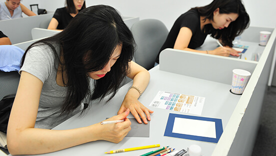 Train with equipment identical to those used by GIA gemologists in our world-renowned labs.