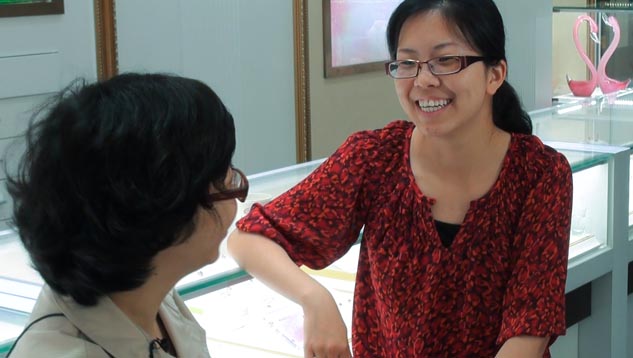 Dr. Tao Hsu, technical editor of Gems & Gemology, meets with a member of the Chinese gem and jewelry industry.