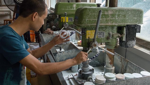 Pingzhou artisan using circular saw bit to cut jadeite disks Pingzhou artisan using circular saw bit to cut jadeite disks