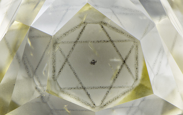 Cloud inclusion resembling a six-pointed star.