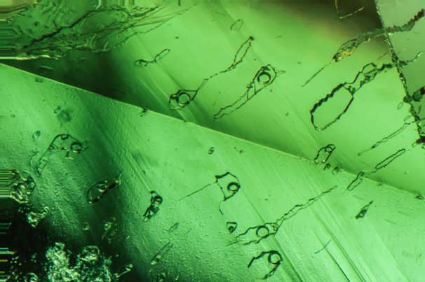 Irregular fluid inclusions suggest a schist-hosted deposit Irregular fluid inclusions suggest a schist-hosted deposit