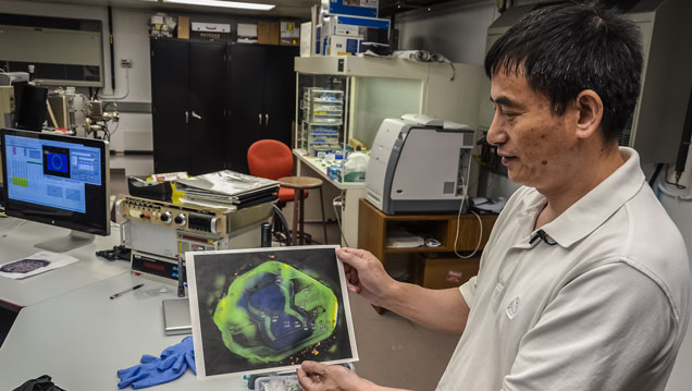 Dr. Wang explains the growth structure of a diamond using this cathodoluminescence (CL) image, which reveals its many layers. Dr. Wang’s work on carbon and nitrogen isotopes reveals much about how, and from which carbon sources diamonds grow. Duncan Pay © GIA, courtesy Carnegie Institution of Washington Dr. Wang explains the growth structure of a diamond using this cathodoluminescence (CL) image, which reveals its many layers. Dr. Wang’s work on carbon and nitrogen isotopes reveals much about how, and from which carbon sources diamonds grow. Duncan Pay © GIA, courtesy Carnegie Institution of Washington