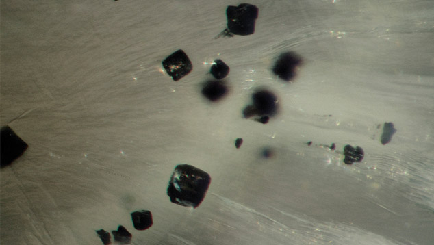 Magnetite and chrysotile inclusions in demantoid
