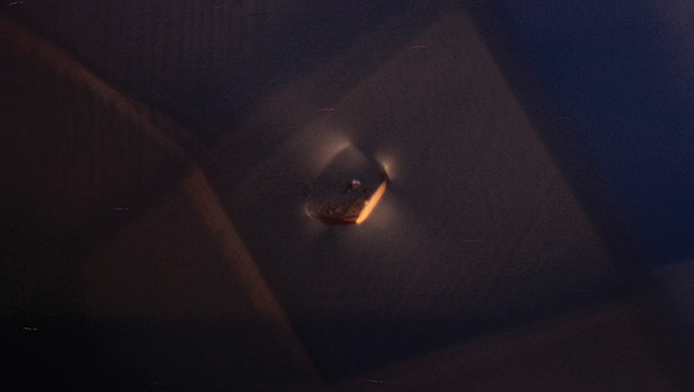 Outline of the spinel crystal under polarized lighting