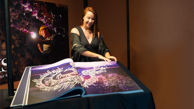 ページを開いた際に幅約3フィートになる「Dreams of Diamonds(ダイヤモンドの夢)」を展示するGIAビジュアル資料デジタル化アシスタントのEmily Lane。 図書館のディレクターであるDona Dirlamは、特大の写真が「稀少な職人の手作業を細部まで見る」ことを可能にしているとして、書籍はすでにツアーの一部となり、学生のお気に入りになっていると述べる。 ページを開いた際に幅約3フィートになる「Dreams of Diamonds(ダイヤモンドの夢)」を展示するGIAビジュアル資料デジタル化アシスタントのEmily Lane。 図書館のディレクターであるDona Dirlamは、特大の写真が「稀少な職人の手作業を細部まで見る」ことを可能にしているとして、書籍はすでにツアーの一部となり、学生のお気に入りになっていると述べる。