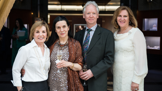 GIAシニア副社長兼最高マーケティング責任者のKathryn Kimmel(左)と「Dreams of Diamonds(ダイヤモンドの夢)」写真家のChristine MarsdenとAlastair Laidlaw、GIA社長のSusan Jacques、展覧会オープニングイベントにて。 GIAシニア副社長兼最高マーケティング責任者のKathryn Kimmel(左)と「Dreams of Diamonds(ダイヤモンドの夢)」写真家のChristine MarsdenとAlastair Laidlaw、GIA社長のSusan Jacques、展覧会オープニングイベントにて。