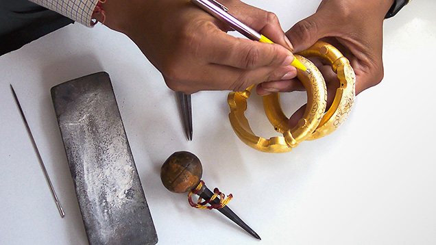 Drawing design on jewelry