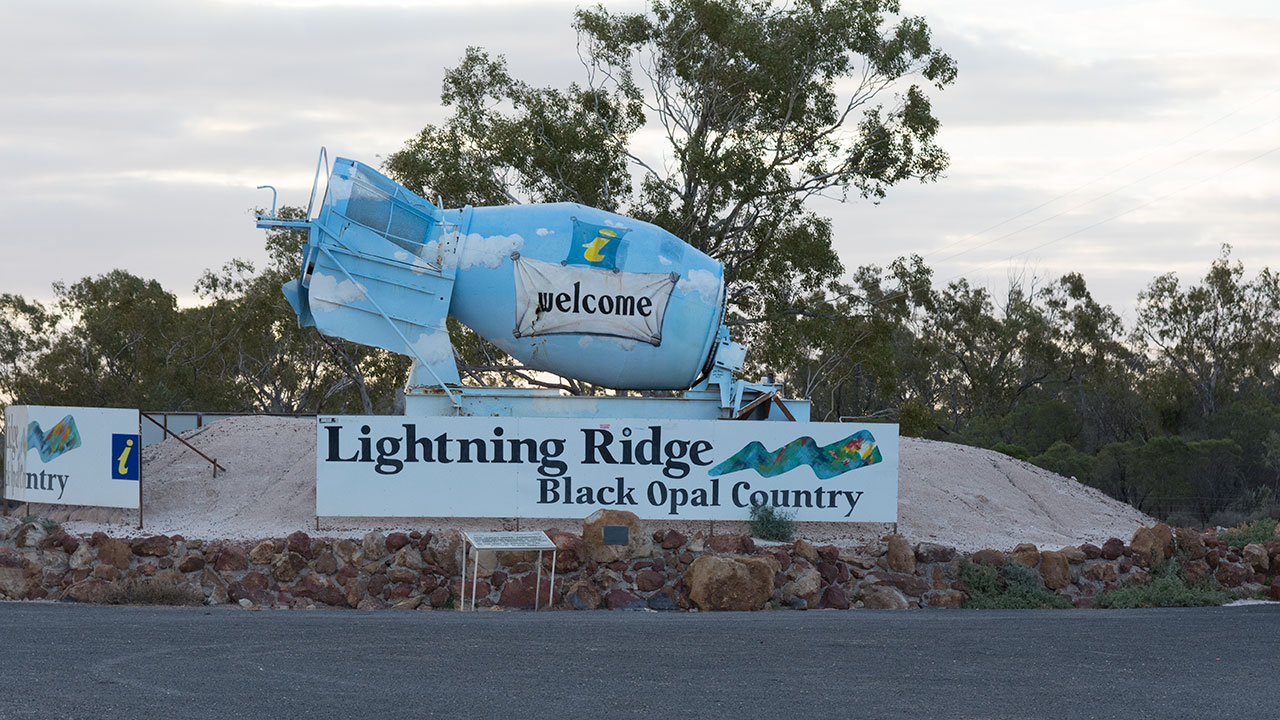 200785-1280x720.jpg. 巨大的搅拌器是 Lightning Ridge（闪电山脊）小镇的入口标志。 混凝土混合机改装而成的搅拌器是清洗蛋白石的必备设备。 摄影：Andrew Lucas（安德鲁·卢卡斯）/GIA。