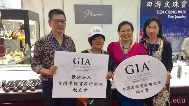 台湾分会成员分享他们在最近行业展览会中的收获。 照片由台湾分会友情提供。 台湾分会成员分享他们在最近行业展览会中的收获。 照片由台湾分会友情提供。