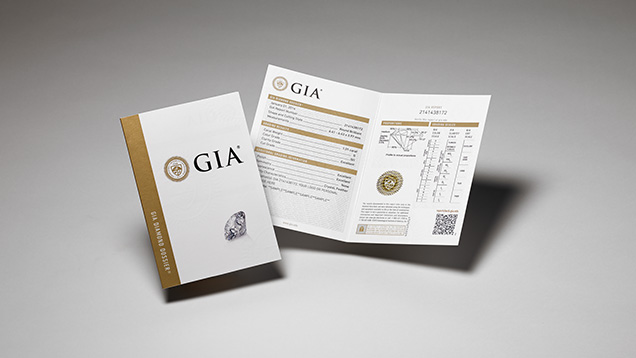 GIAダイヤモンドグレーディングレポートは、4Cを用いてダイヤモンド品質の完全な評価を提供します。