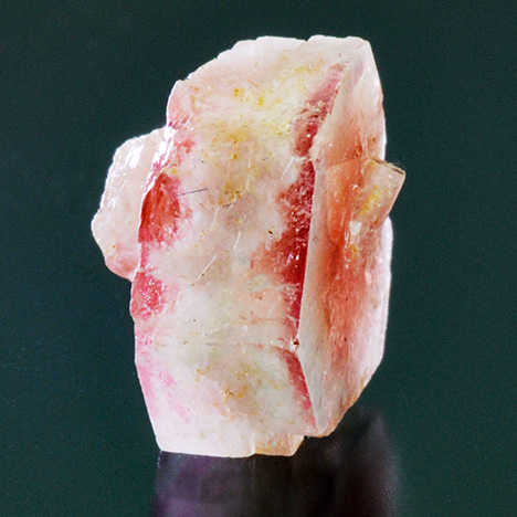 White trapiche growth in a pezzottaite crystal. White trapiche growth in a pezzottaite crystal.