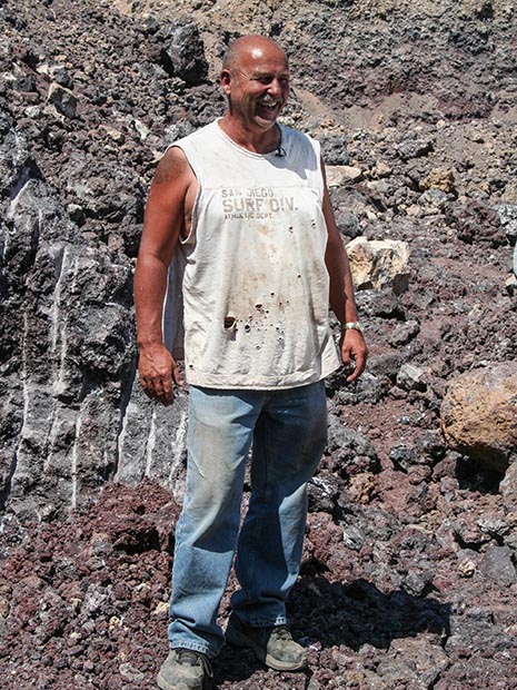 David Wheatley(大卫·惠特利)是 Sunstone Butte(日光石小山)矿场的共同所有人。 — Duncan Pay(邓肯·佩) David Wheatley(大卫·惠特利)是 Sunstone Butte(日光石小山)矿场的共同所有人。 — Duncan Pay(邓肯·佩)
