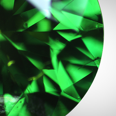 Graphitization along surface-reaching fracture of treated green diamond Graphitization along surface-reaching fracture of treated green diamond