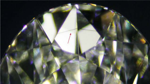 Figure 1. A growth remnant appeared as a color band (arrow) in a 3.14 ct CVD-grown diamond. Photomicrograph by Raju Jain; field of view ~11.75 mm. Figure 1. A growth remnant appeared as a color band (arrow) in a 3.14 ct CVD-grown diamond. Photomicrograph by Raju Jain; field of view ~11.75 mm.