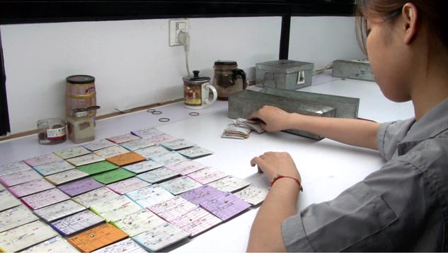 Parcel papers are color-coded to identify the supplier. Parcel papers are color-coded to identify the supplier.