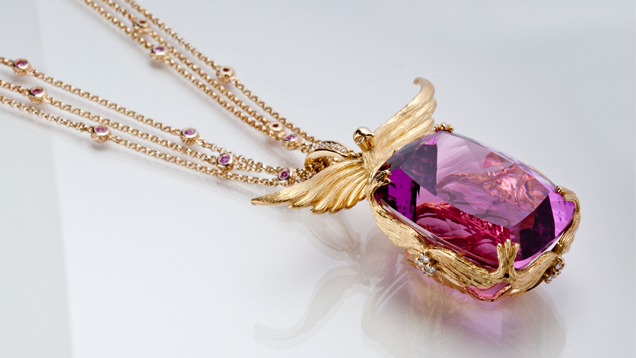 这条 18K 黄金项链来自 CASTORO 的“爱鸽”(Love Doves) 系列，饰有一颗产自阿富汗的 104 克拉锂紫玉。