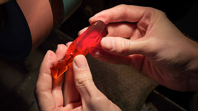 Alexander Kreis shapes the crystal Alexander Kreis shapes the crystal