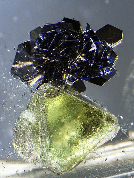 Fluorite and opaque inclusions in topaz. Fluorite and opaque inclusions in topaz.