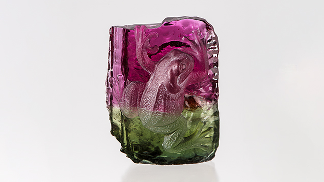 Bicolor tourmaline frog carving by Daniela Becker. Bicolor tourmaline frog carving by Daniela Becker.