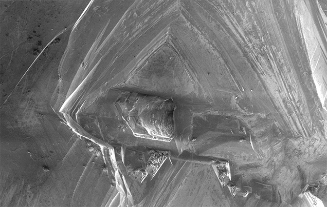 An open channel connects the internal cavity with the outside.