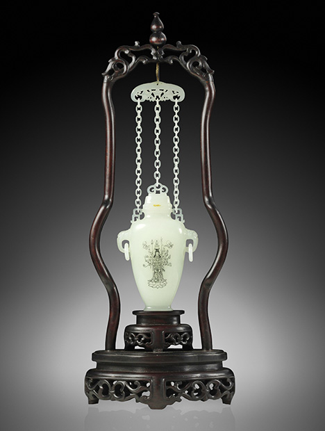 Modern jade bottle shows chain carving and delicate piercing techniques. Modern jade bottle shows chain carving and delicate piercing techniques.