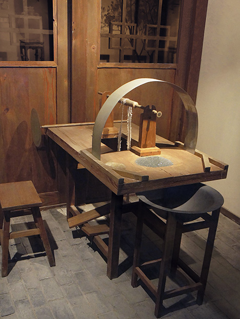 Table-type iron rotary machine used to carve jade. Table-type iron rotary machine used to carve jade.