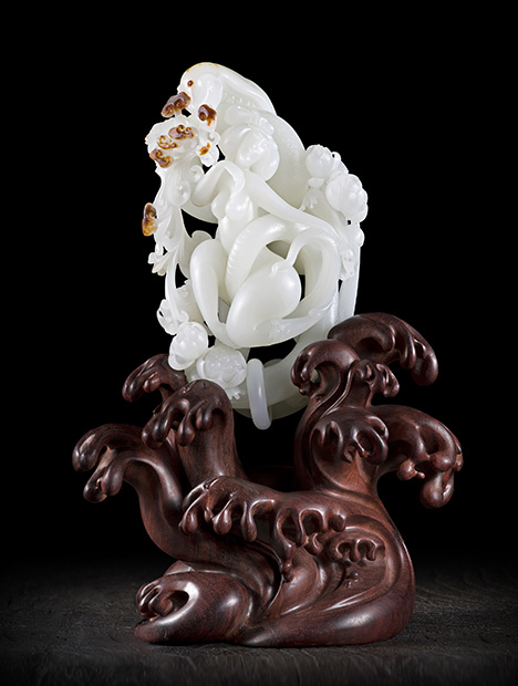 Openwork and Qiaose crafts are utilized in this white nephrite jade carving titled “Snake Girl.” Openwork and Qiaose crafts are utilized in this white nephrite jade carving titled “Snake Girl.”